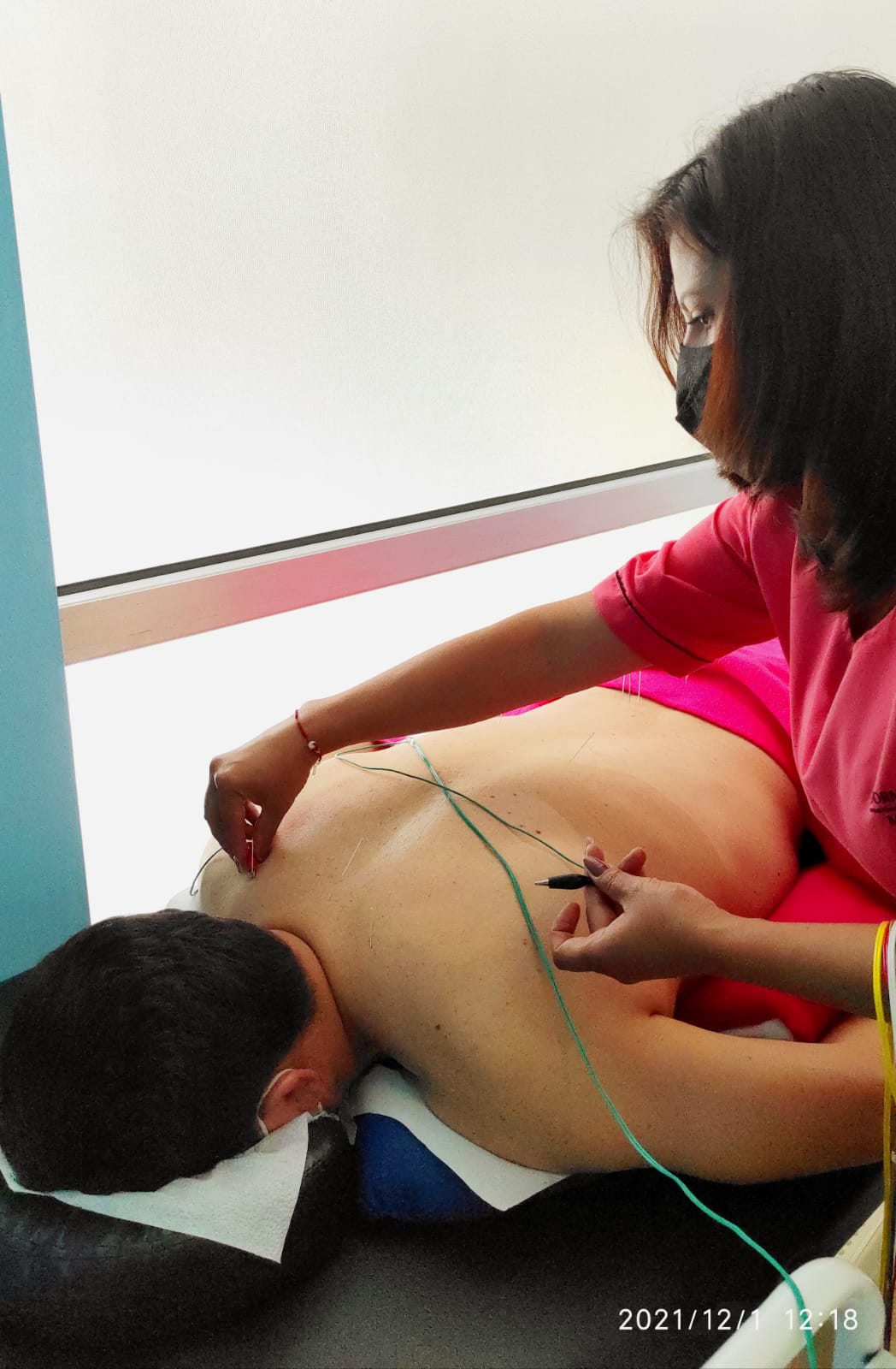 La doctora durante una sesión de electroacupuntura